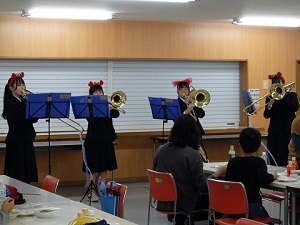 千葉商業高校吹奏楽部による演奏の写真