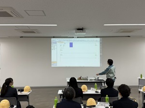シーケンサの制御に関する講義の様子の写真