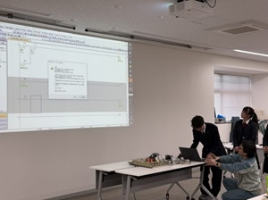 プログラミングをしている様子の写真１枚目