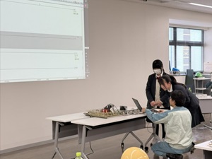 プログラミングをしている様子の写真２枚目