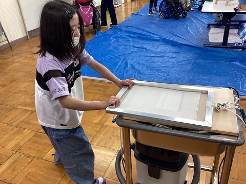 生徒がアルバムを作成している様子