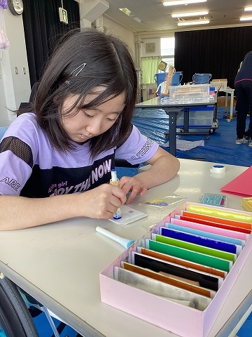 生徒が作品に絵を描いている様子