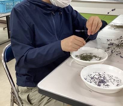 生徒がサシェを作成している様子
