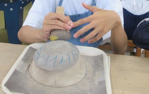 生徒が焼き物のサラダボウルを作成している様子