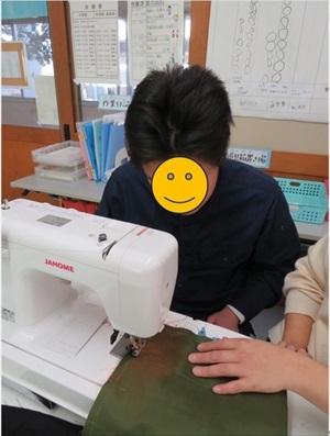 生徒が生地をミシンで縫っている様子