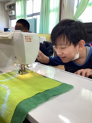生徒がトートバッグをミシンで縫っている様子