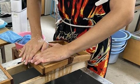 生徒が作品に使う紙を漉いているいる様子