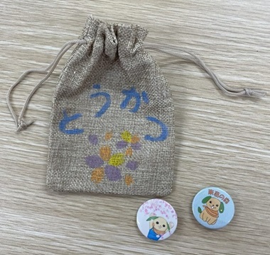 総合サービス班作品脱臭剤と缶バッジ
