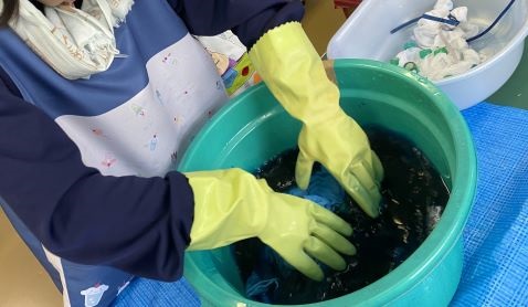 生徒が作品に使う布を染めている様子