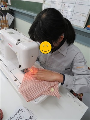 生徒がバックをミシンで縫っている様子