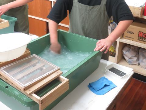 紙を漉いているところ