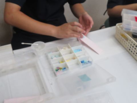 模様を貼り付けているところ