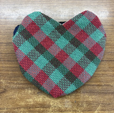 縫工班生徒の作品ハート型ポーチ