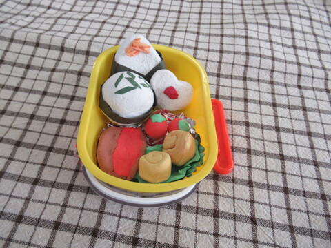 生徒の紙粘土作品お弁当