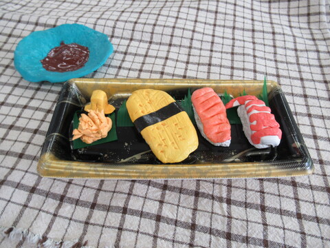 生徒の作品紙粘土で作った寿司