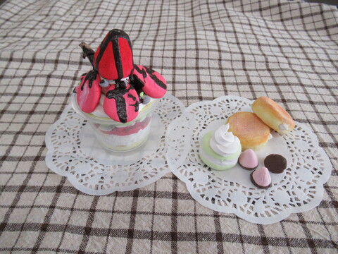 生徒の紙粘土作品スイーツ