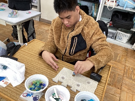 生徒が型に模様をつけている様子