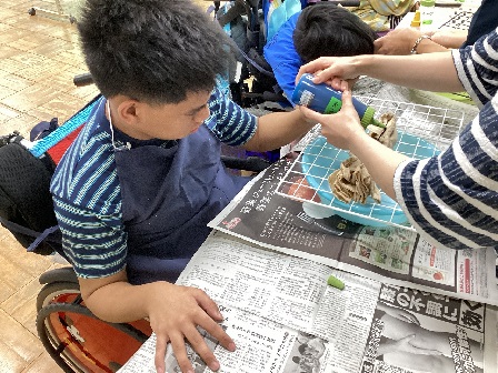 生徒が布にインクを付けている様子