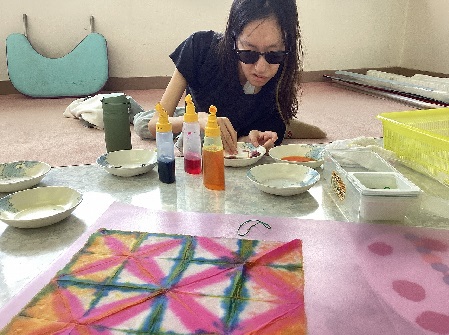 生徒が織り染めをしている様子