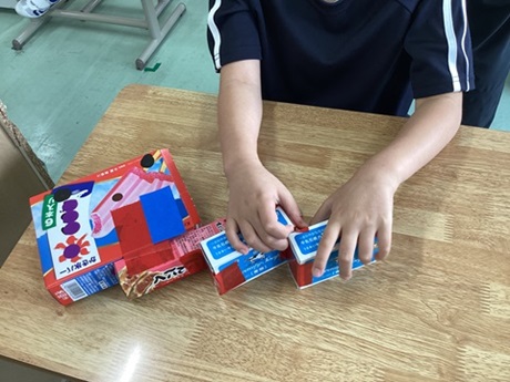 紙の箱を貼り合わせて制作しているところ