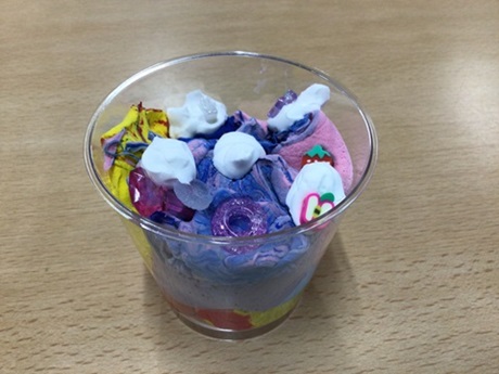 小学部児童作品紫色の紙粘土作品
