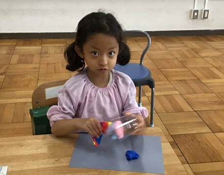 小学部女子児童の制作中の画像