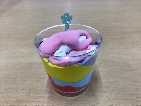 小学部男子のピンク色の紙粘土作品