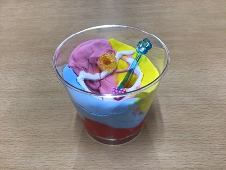 パステルカラーの紙粘土作品