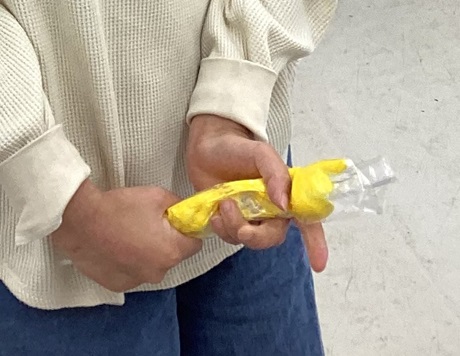 紙粘土をこねている様子