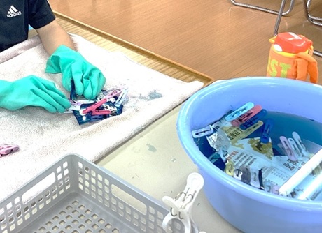 生徒が布地の染色作業をしている様子