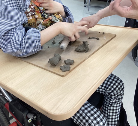 生徒が粘土をこねている様子