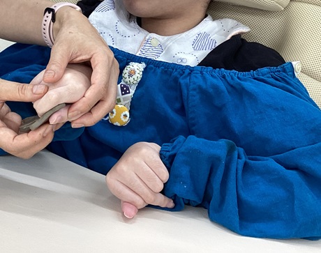 生徒が粘土を型取りをしている様子