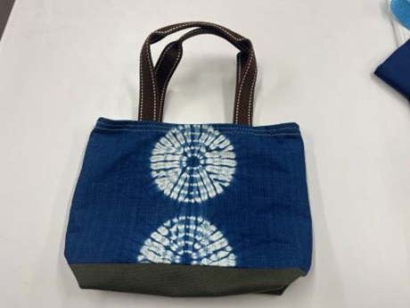 大網特支作品唐松絞りで模様をつけたバッグ