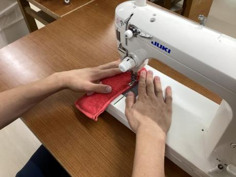 生徒がさおり織りをしている様子