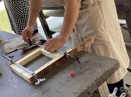 生徒が木材を固定している様子