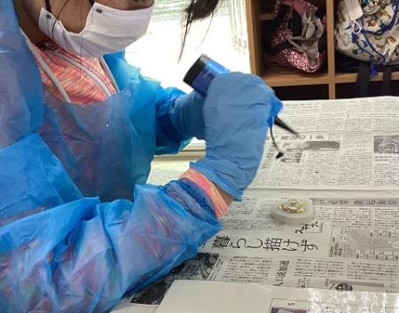 生徒がフラワーマグネットを作成している様子