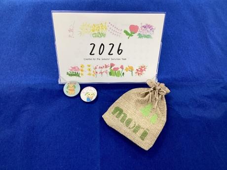 総合サービス班作品脱臭剤とカレンダーと缶バッジ