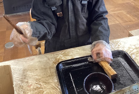 生徒が作品に色を塗っている様子