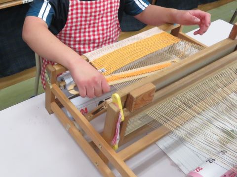 織り機で生地を織っているところ