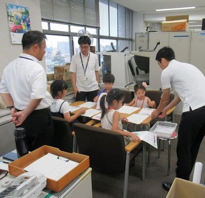 配付資料の準備をしている画像です