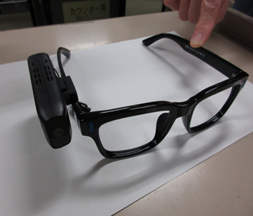眼鏡の右のつるの部分に、ウェアラブルデバイスを装着しているスマートグラス