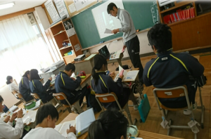 中学校で生徒が睡眠チェックに取り組む様子の画像