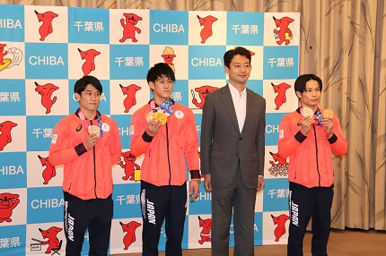 選手たち（左から、谷川選手、橋本選手、熊谷知事、萱選手）がメダルを掲げての写真撮影