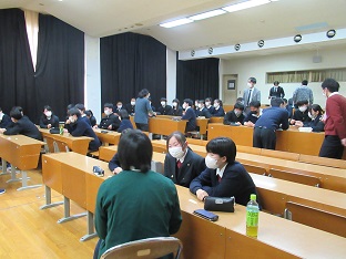 安房高校白熱教室を受講する生徒の画像