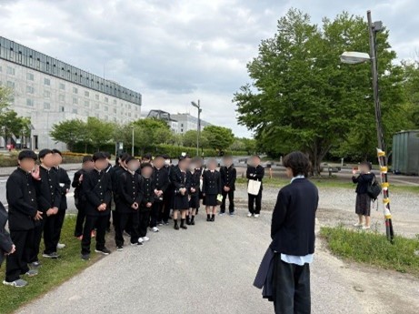 東京大学大学院の見学に参加する様子