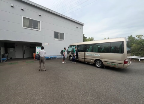 遠征用のバスに乗り込む様子
