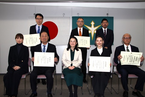 寄附者と教育長の集合写真