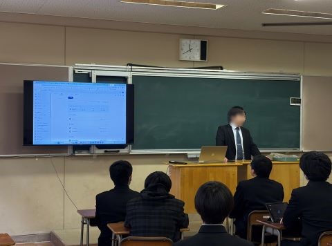 モニターを使用して授業を行う様子