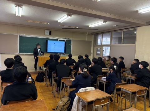モニターを使用した授業に集中して取り組んでいる様子