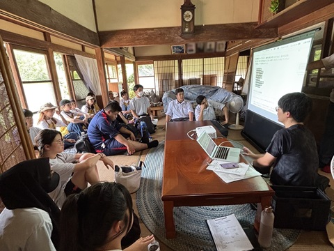 古民家の裏山をサードプレイスにすることについて話し合う様子